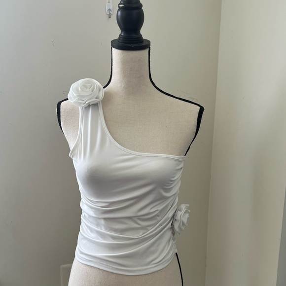 One-Shoulder Flower Detail Ruched Crop Tank Top - Picture 10 of 12